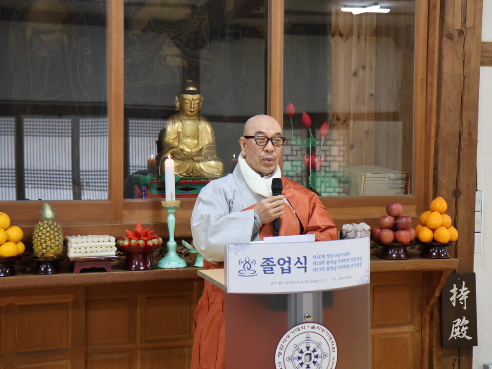 ��ø� �����ϰ� �ִ� ������ ����.