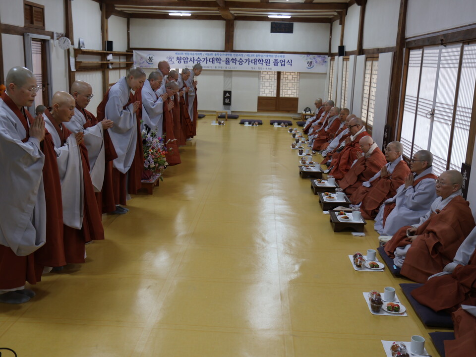 ������ ���Ե��� �о������� ����帮�� ����Ե鲲 �λ縦 ���ϰ� �ִ�.