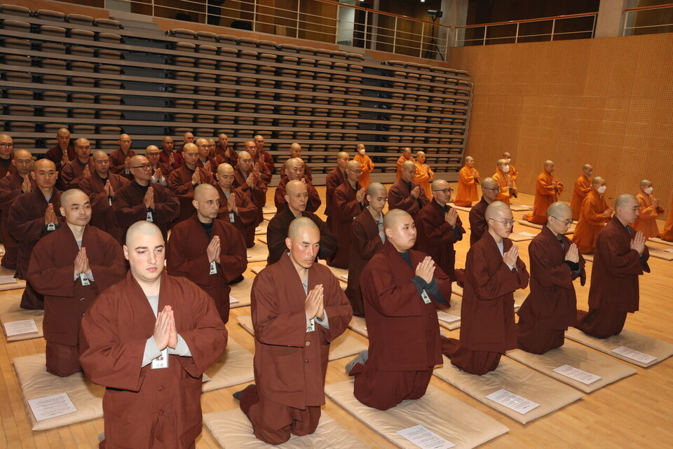 전국 주요 사찰에서 출가학교를 열며 출가 인연을 확대하기 위한 노력이 새해 1월부터 시작된 가운데, 출가자 연령대를 분석한 최근 종단 통계에서 10대와 20대 비중이 증가 추세를 보여 관심을 모은다.  68기 사미 사미니계 수계교육 고불식 모습.    불교신문 자료사진. 