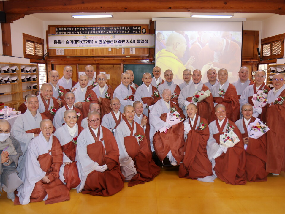 ���°������� 1��30�� '��62ȸ ���°����� �� ��4ȸ �ѹ��������п� ������'�� �泻 ûǳ�ῡ�� �����ϰ� ������ ������ ���Ե��� �ݷ��ߴ�. ȸ�� �������԰� ������ ���Ե� �׸��� �����罺�Ե�.&nbsp;