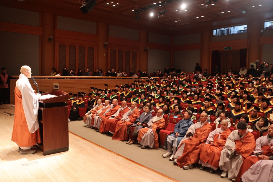 ���� ���������� ���� �λ縦 ���ϰ� �ִ�.