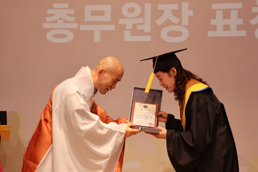 �ѹ������ ������ ������ ���������� ǥâ�� ������ �û����ϰ� �ִ�.