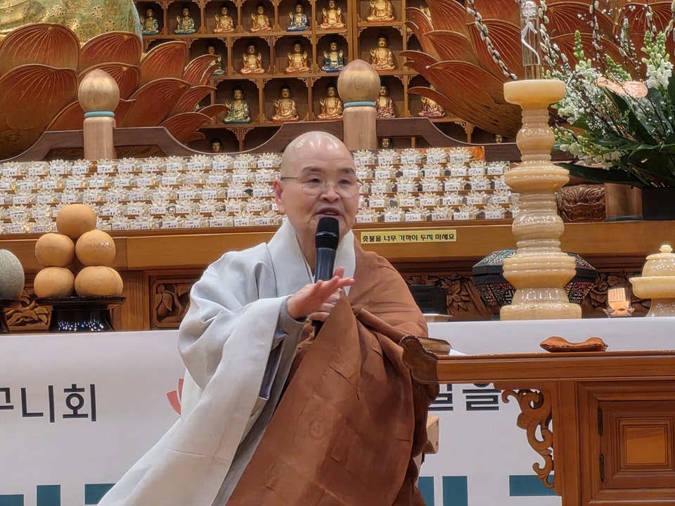 �����񱸴�ȸ�� ���뽺���� �����߿��� �ݷ��� ������ �λ縻�� ���ߴ�.&nbsp;