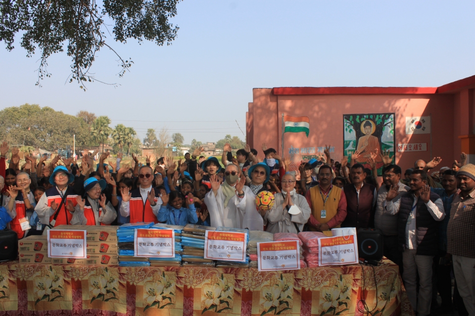 동국대는 건학 120주년 기념사업으로 1월20일부터 30일까지 '인도 문화교류 활동 및 학술탐방'을 실시했다. 사진은 1월22일 사르나트 엄어와 보광초등학교에서 가진 기념촬영 모습.&nbsp;&nbsp;