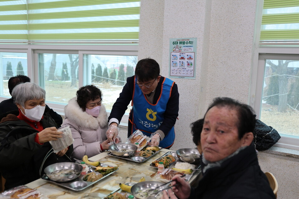 신년 맞이 떡국을 받아 맛있게 먹고 있는 복지관 이용자들
