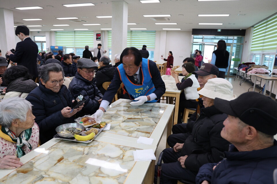 ​복지관과 고창농협,&nbsp; 고창농가주부모임은 해마다 신년 떡국나눔행사를 펼치고 있다.