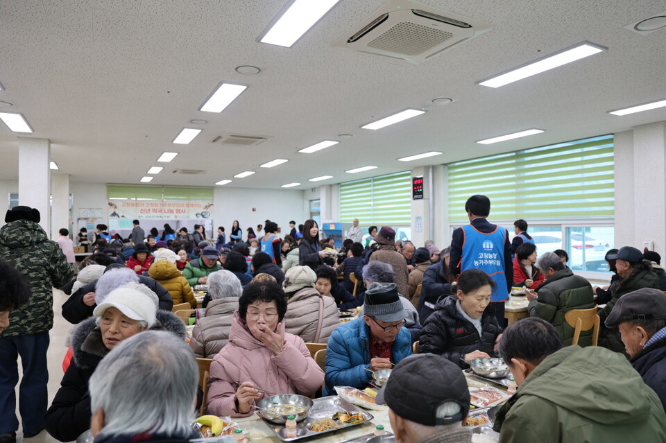 넓은 복지관 식당이 주민들로 가득차서 신년 떡국 나눔행사의 분위기가 훈훈했다