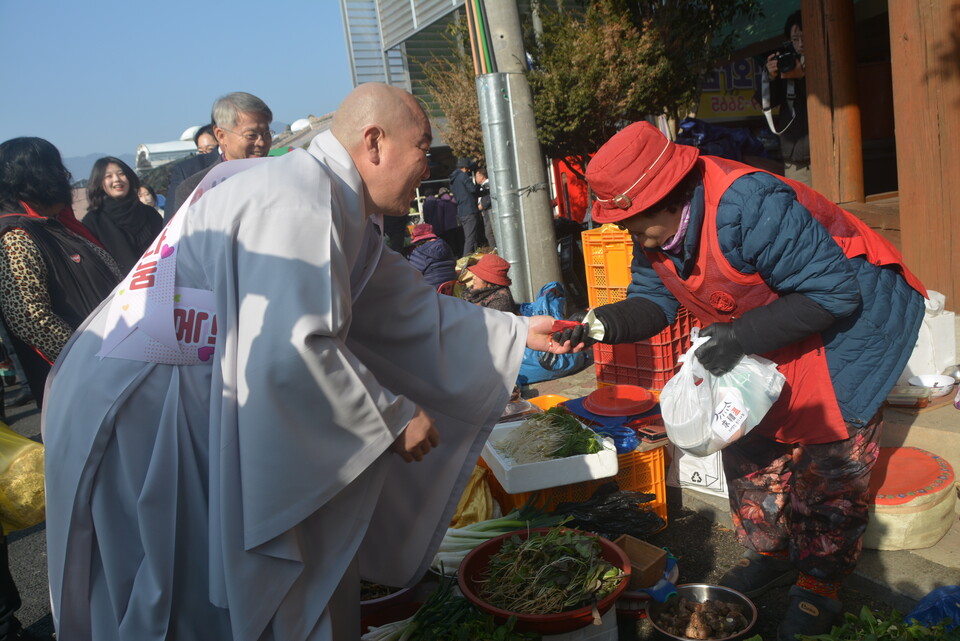 �켮������ ������ ���� ���ο��� �� ���� �ٷ��̿� ���ָӴϸ� ���ϰ��ִ�