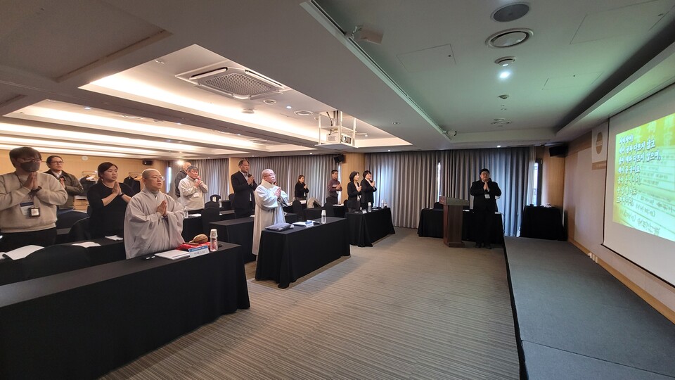 �����ڵ��� ����Ŀ��� �ݾ߽ɰ��� �����ϰ� �ִ�.