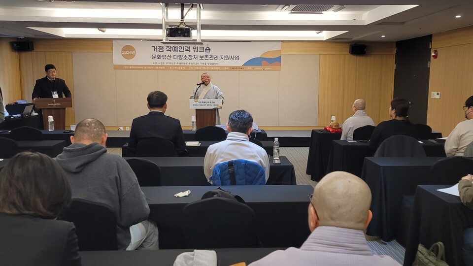 ����Ŀ��� �ұ��߾ӹڹ����� ���������� �����ڵ鿡�� �λ縻�� �ϰ� �ִ�.