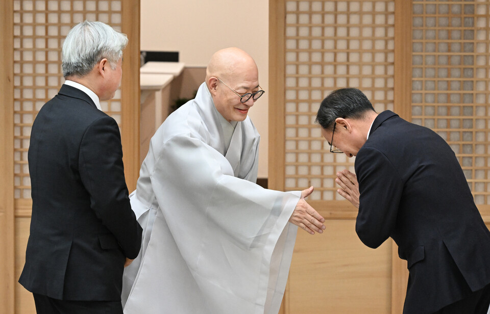 조계종 총무원장 진우스님 “국익에 도움 되도록 가교 역할 힘써달라”