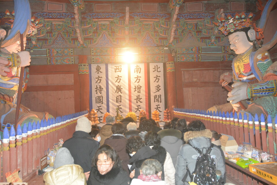 ��õ����� �ǽ��� ��ġ�� ���ڵ��� ���õ�տ��� ���� �ø����ִ�