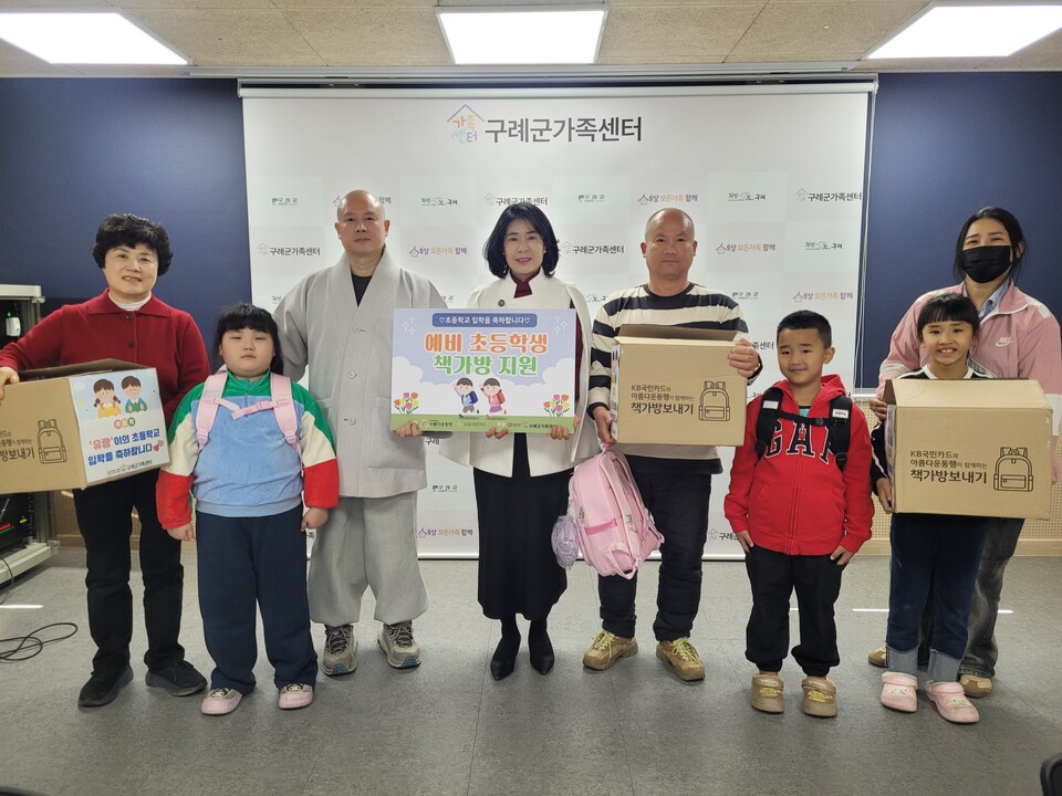 ��19�������� ȭ���簡  ���� �ʵ��б� ���л��鿡�� å����� �п�ǰ�� �����ϰ� �ݷ��ߴ�.