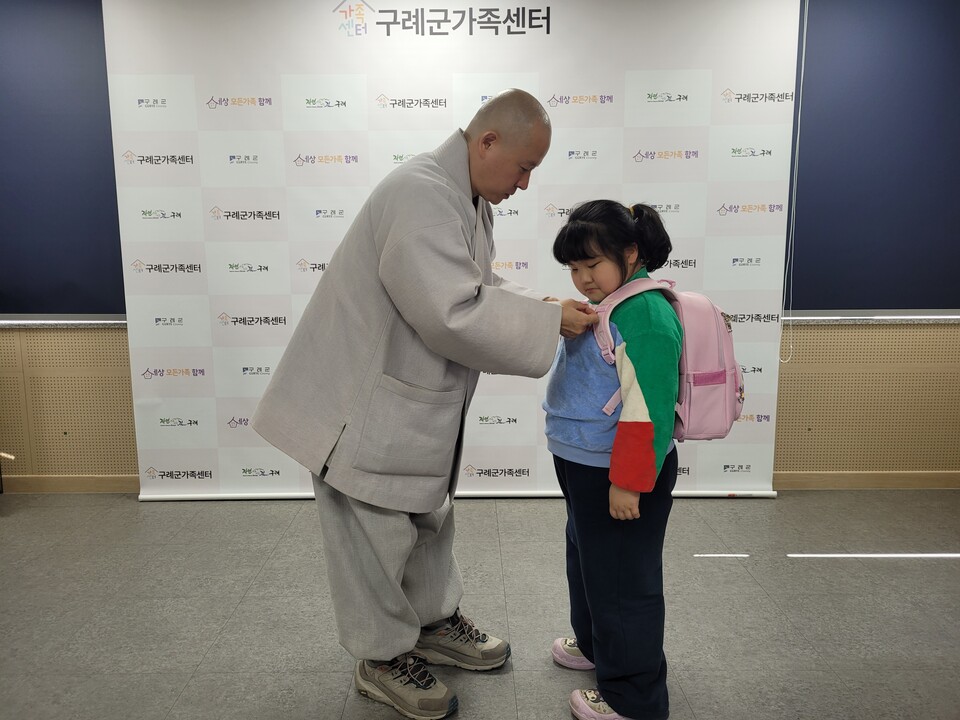 ȭ���� ��ȸ���� ���������� ���� �ʵ��б� ���л��鿡�� ������ �����ϰ��ִ�