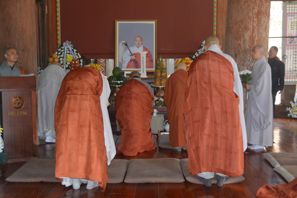 �ݼ��� ���� ������ 3�ֱ� �߸���