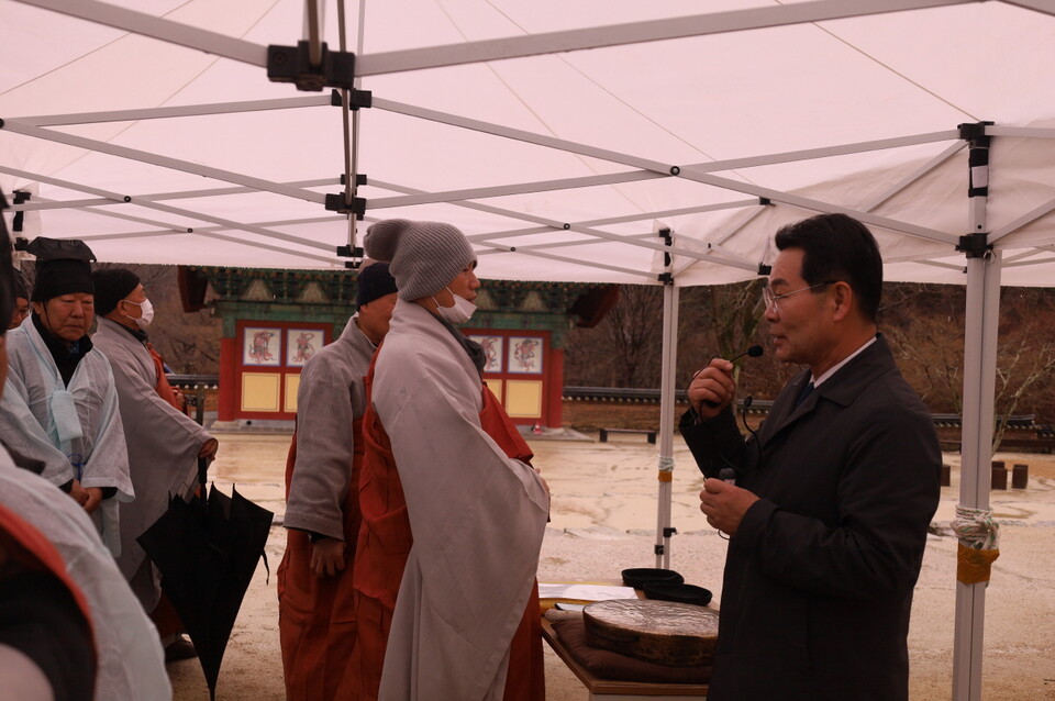 ������ �ξȱ����� ��縦 �ϰ� �ִ�.