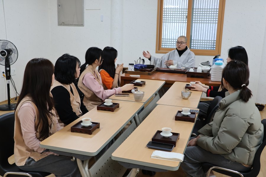 템플스테이 지도법사 대일스님과의 차담. 남성 보다 여성 참가자가 많다.