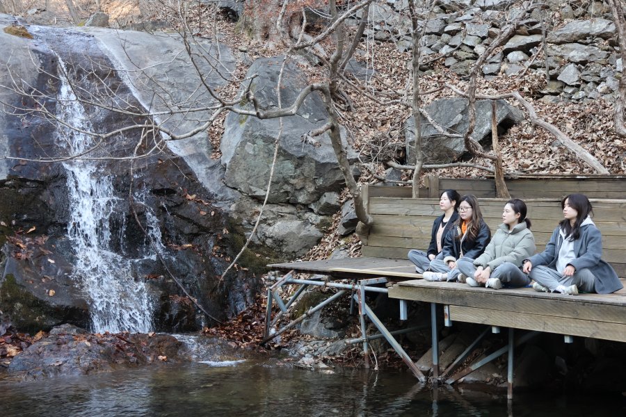 계곡 명상을 하고 있는 체험형 참가자들.