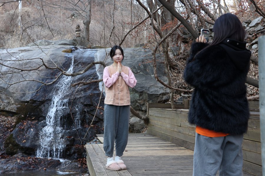 불자는 아니라도 사찰에선 '합장' 포즈가 제격이다. 