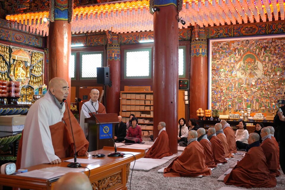  월정사는 3월3일 경내 적광전에서 을사년 동안거 해제 법회를 봉행했다. 법회에서 대중들에게 격려사를 전하고 있는 월정사 주지 정념스님.