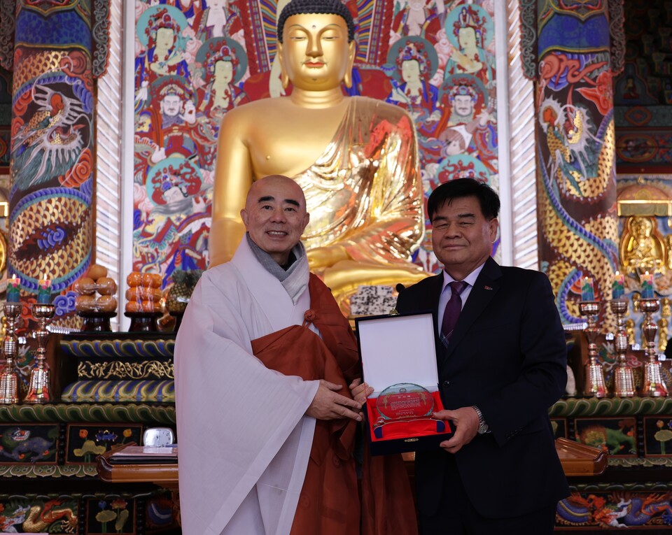 월정사 주지 정념스님이 심규언 동해시장에게 감사패를 수여했다.&nbsp;