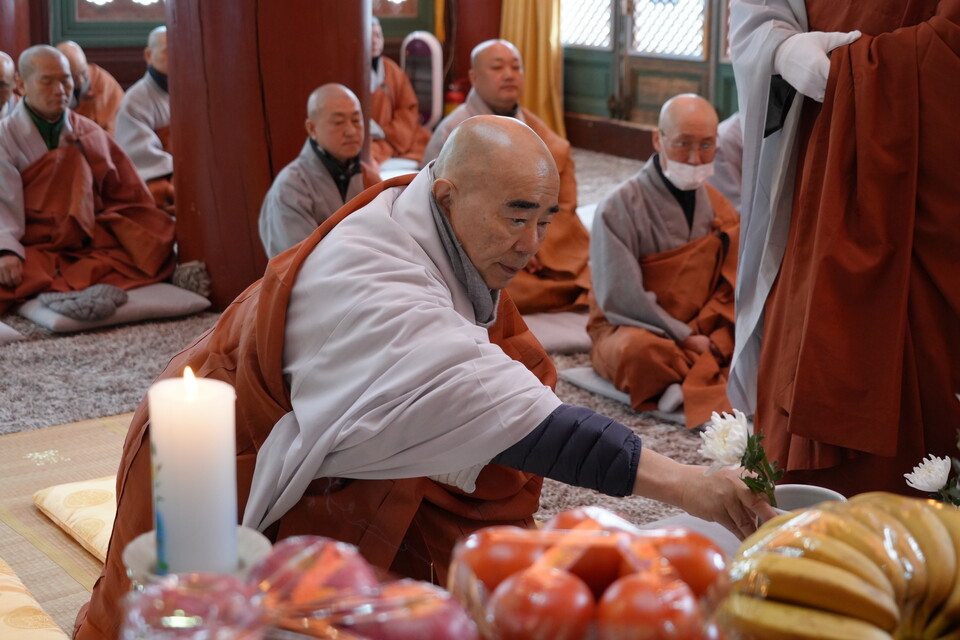 이날 동안거 해제 법회와 함께 탄허대종사 탄신 다례재로 봉행됐다. 헌화하고 있는 정념스님의 모습.&nbsp;