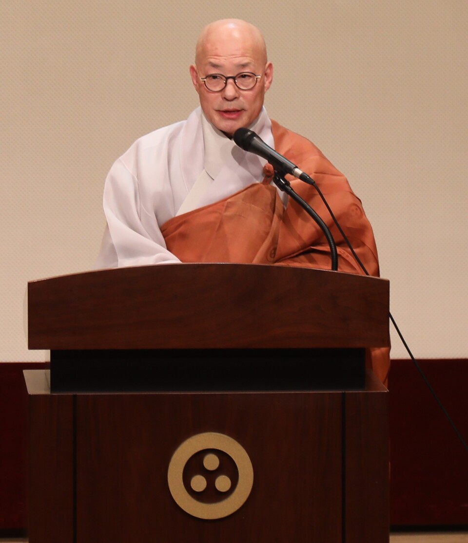 조계종 직할교구 교구장인 총무원장 진우스님이 3월5일 불기 2570년 제1차 직할교구종회에서 개회사하고 있다. 