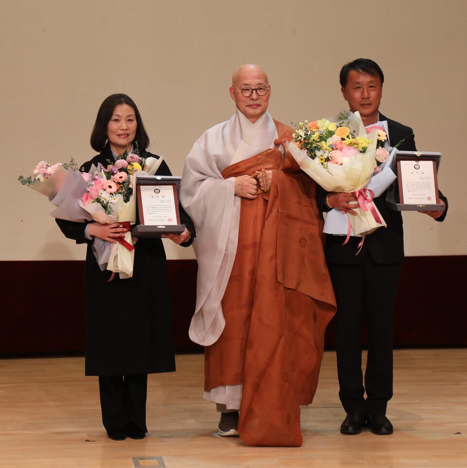 유영란 영화사 재무팀장(왼쪽)과 이상무 전등사 시설영선팀장은 모범종무원상을 받았다.