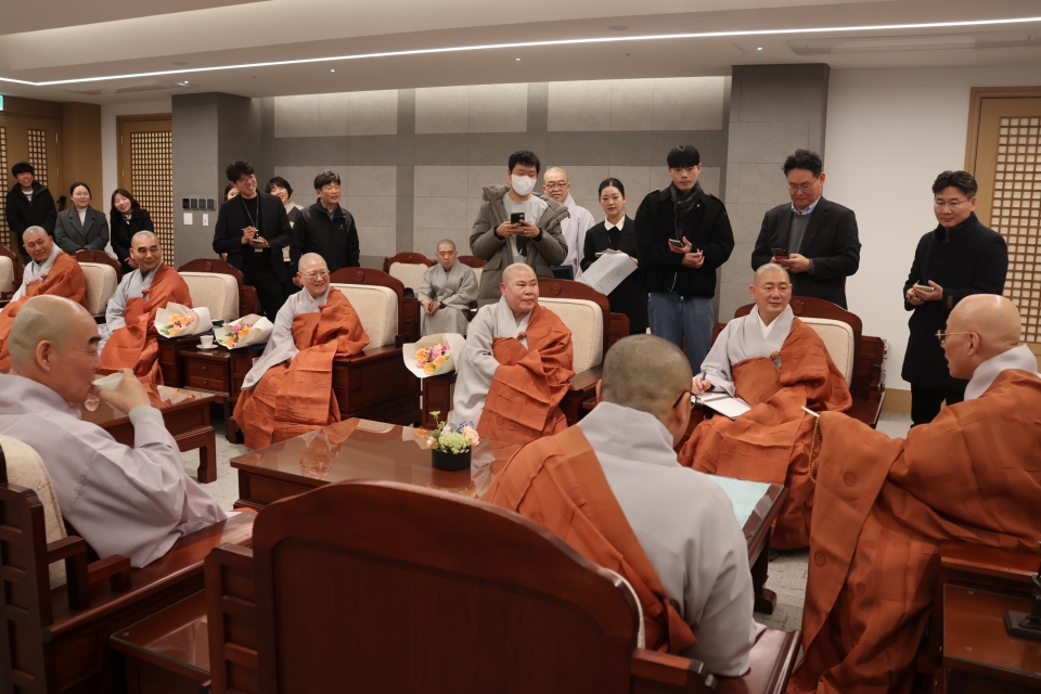 �̳� �������� ���Ե��� ���&nbsp;���Ӹ��� ��ŭ, �ѹ����� ���콺���� 30�� �а� �����ܺ� ��Ȳ�� ���� �� �о��� Ȱ�� ����� ��ȹ�� û���ϸ� �ݷ��ߴ�.