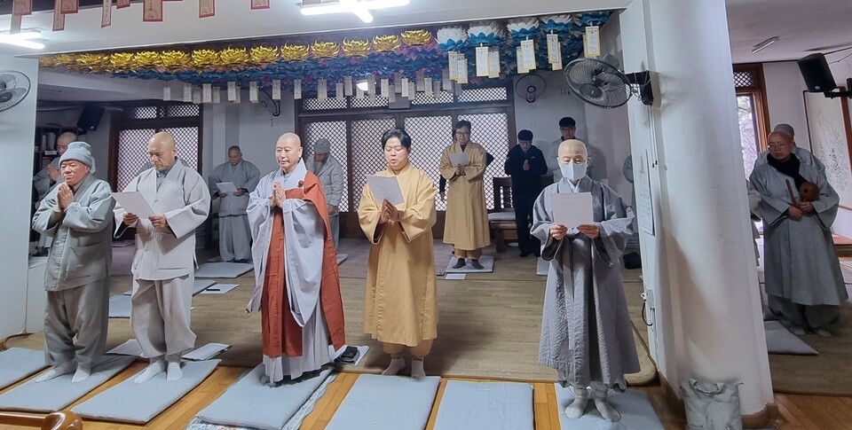 전쟁종식과 인류화합을 촉구하는 발원문을 낭독하고 있는 성북구사찰연합회 회원 스님들.