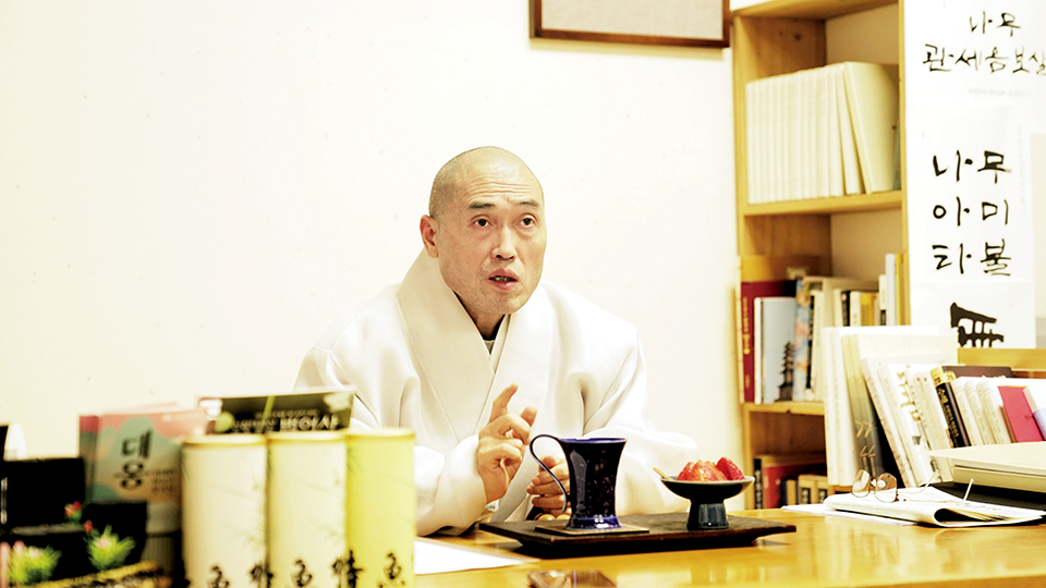 금정총림 범어사 주지 정오스님은 금정사 국립공원 승격을 맞아 사찰음식 선명상 등 다양한 프로그램으로 시민들은 물론 전 세계인들을 맞을 준비에 한창이다. 스님은 “범어사와 금정산의 불교 사상과 수행프로그램은 수많은 사람들의 삶의 질을 향상하는 데 기여하겠다”고 말했다.