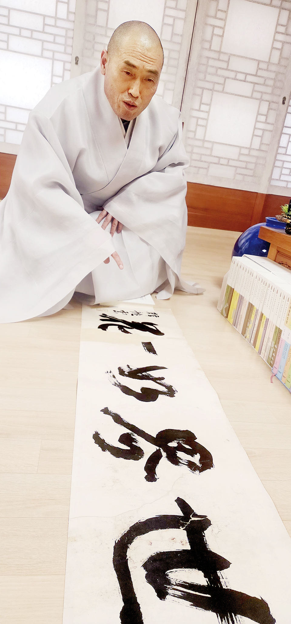 &nbsp;주지 스님이 만해스님의 ‘세계여일화’글을 보여주며 설명하고 있는 모습.