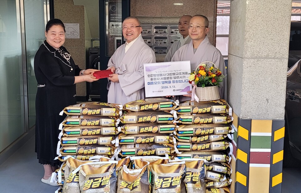 �ұ��߾ӹڹ����� ���������� �Ŀ����� �����ϰ� �ִ�.