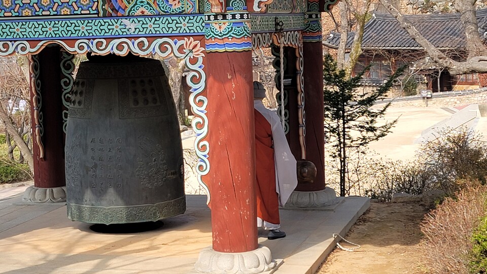추모법회를 알리는 명종 모습.