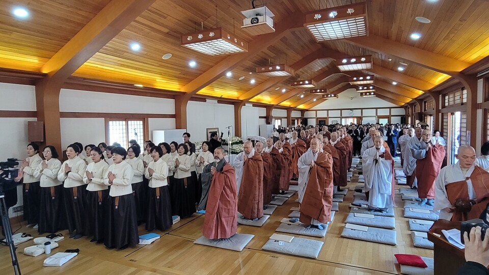 사부대중이 부처님 전에 삼귀의 반야심경을 봉독하고 있다.