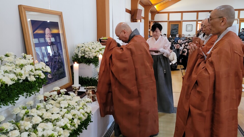 길상사 주지 덕조스님이 평소 법정스님이 좋아했던 국수공양을 올리고 있다.