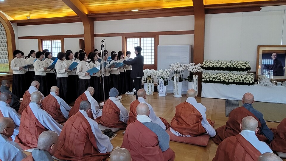 길상사 합창단의 추모 음성공양.