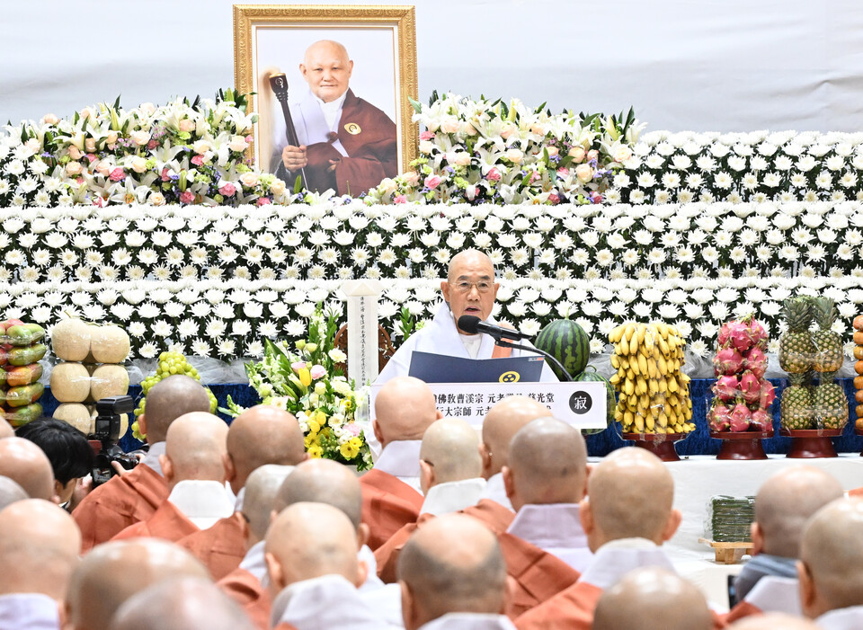 종정예하 중봉 성파대종사는 원로회의 수석부의장 보선대종사가 대독한 추모 법어를 통해 진리의 삼매락을 누리시라고 설했다.