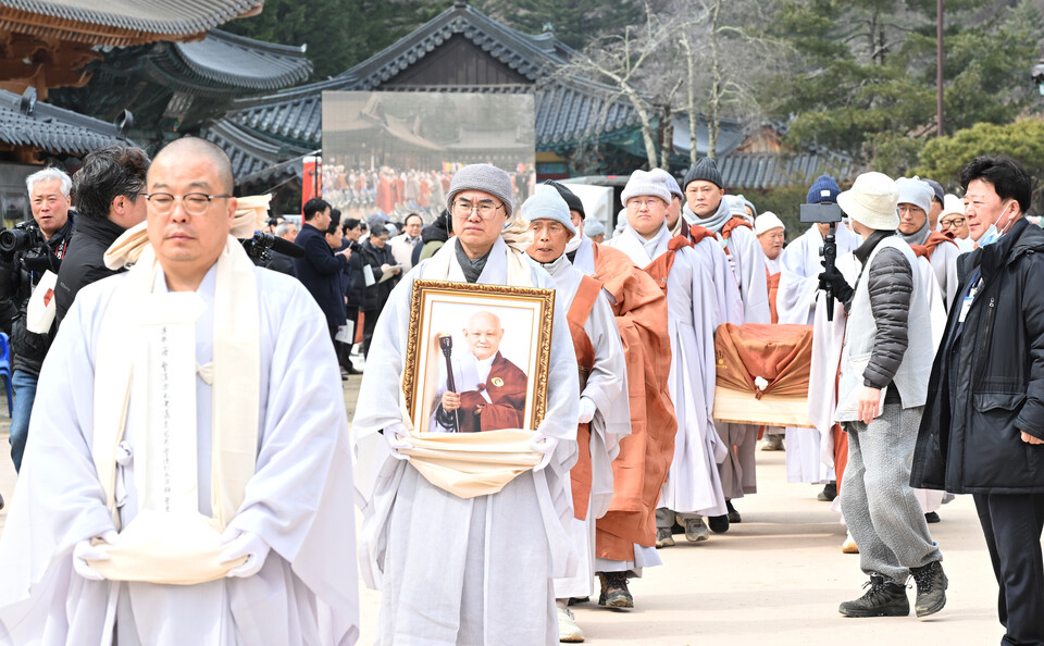 영결식 직후 경내 다비장으로 이운되는 자광당 원행대종사 법구.