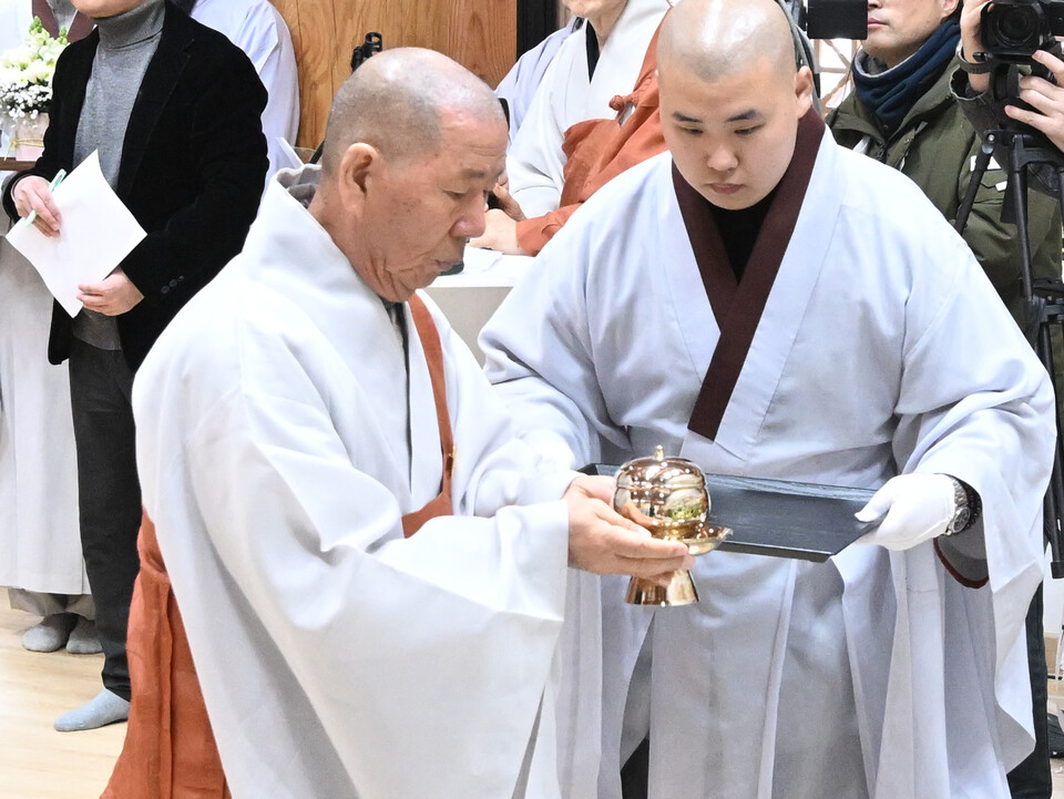 원로의원 법등 대종사가 헌다를 하고 있다.&nbsp;
