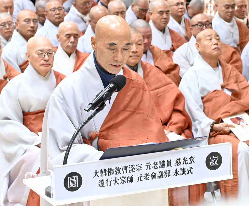 조사하는 전국교구본사주지협의회장 등운스님(고운사 주지).