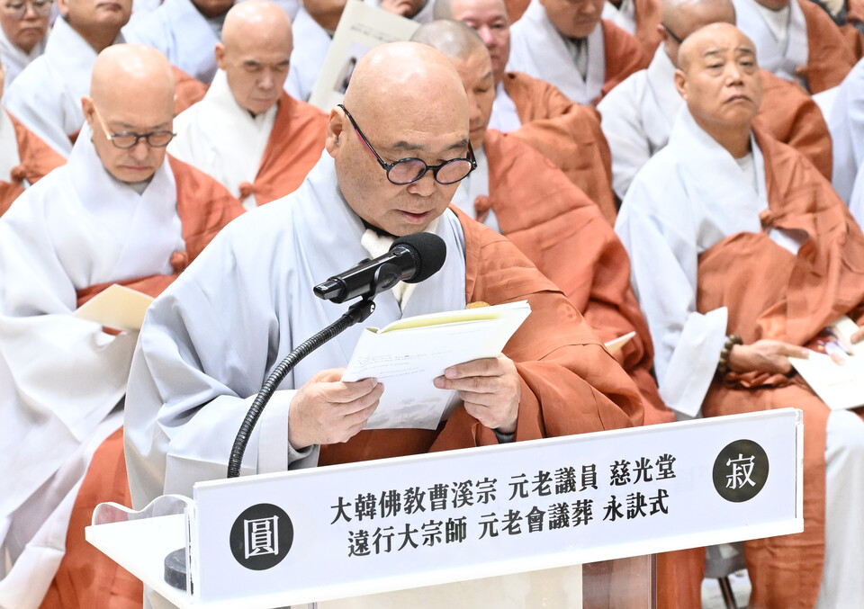 10·27법난피해자모임 수석부회장 중하스님이 조사를 하고 있다.