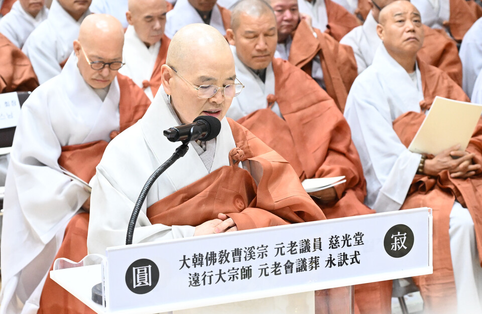 전국비구니회장 광용스님이 조사를 하고 있다.