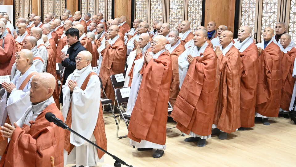 조계종 총무원장 진우스님과 원로회의 의장 자광대종사, 수석부의장 보선대종사, 부의장 도후대종사, 원로의원 철웅대종사, 법등대종사, 일면대종사, 정여대종사, 동명대종사, 종열대종사, 명예 원로의원 현해대종사를 비롯해 전 조계종 총무원장 원행스님, 중앙종회의장 주경스님, 호계원장 정묵스님, 전국비구니회장 광용스님 등이 참석했다. 또 전국교구본사주지협의회장 등운스님(고운사 주지)을 비롯해 신흥사 주지 지혜스님, 법주사 주지 정덕스님, 수덕사 주지 도신스님, 직지사 주지 장명스님, 동화사 주지 선광스님, 불국사 주지 종천스님, 통도사 주지 현덕스님, 선운사 주지 경우스님, 조계사 주지 담화스님 등이 삼귀의를 하고 있다.
