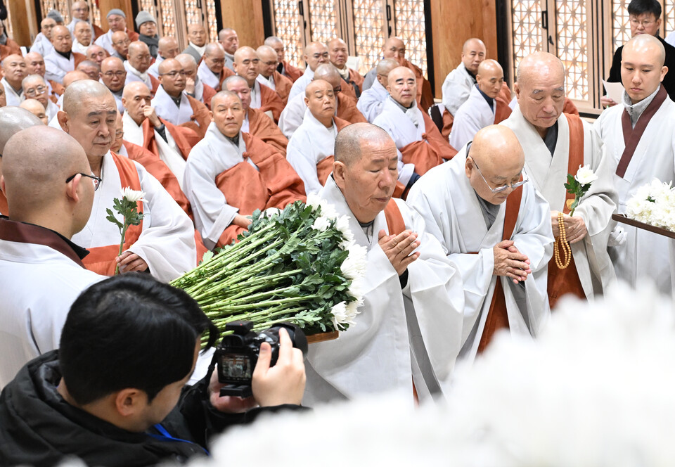 원로의원 철웅대종사, 법등대종사, 일면대종사, 정여대종사가 헌화를 하고 있다.&nbsp;