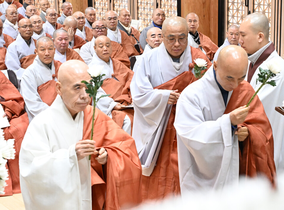 신흥사 주지 지혜스님, 고운사 주지 등운스님, 법주사 주지 정덕스님 등이 헌화를 하고 있다.
