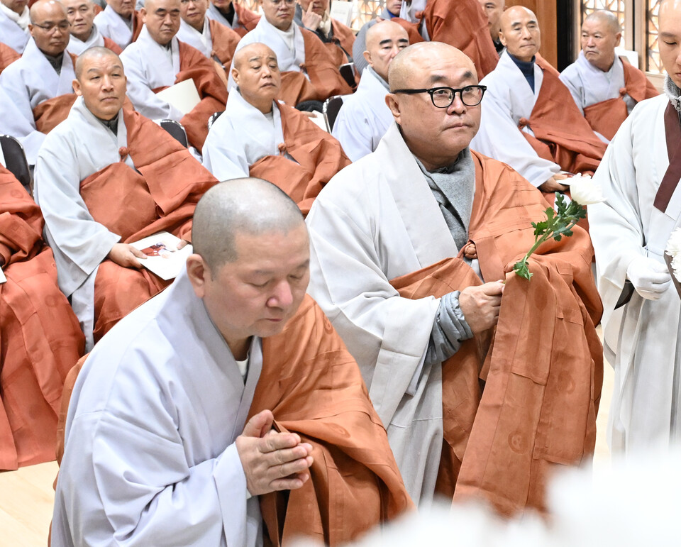수덕사 주지 도신스님, 직지사 주지 장명스님이 헌화를 하고 있다.