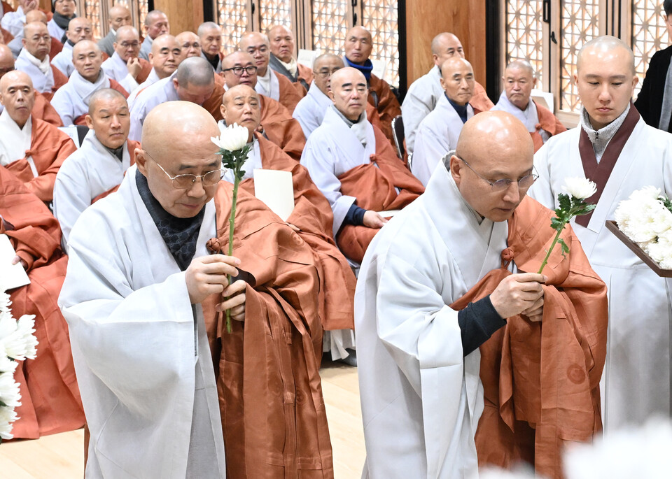 불국사 주지 종천스님, 통도사 주지 현덕스님이 헌화를 하고 있다.