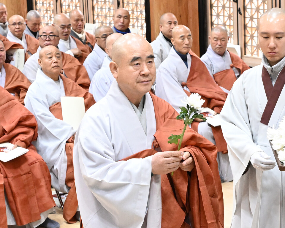 총무원 총무부장 성웅스님을 비롯한 교역직 스님들이 헌화를 하고 있다.