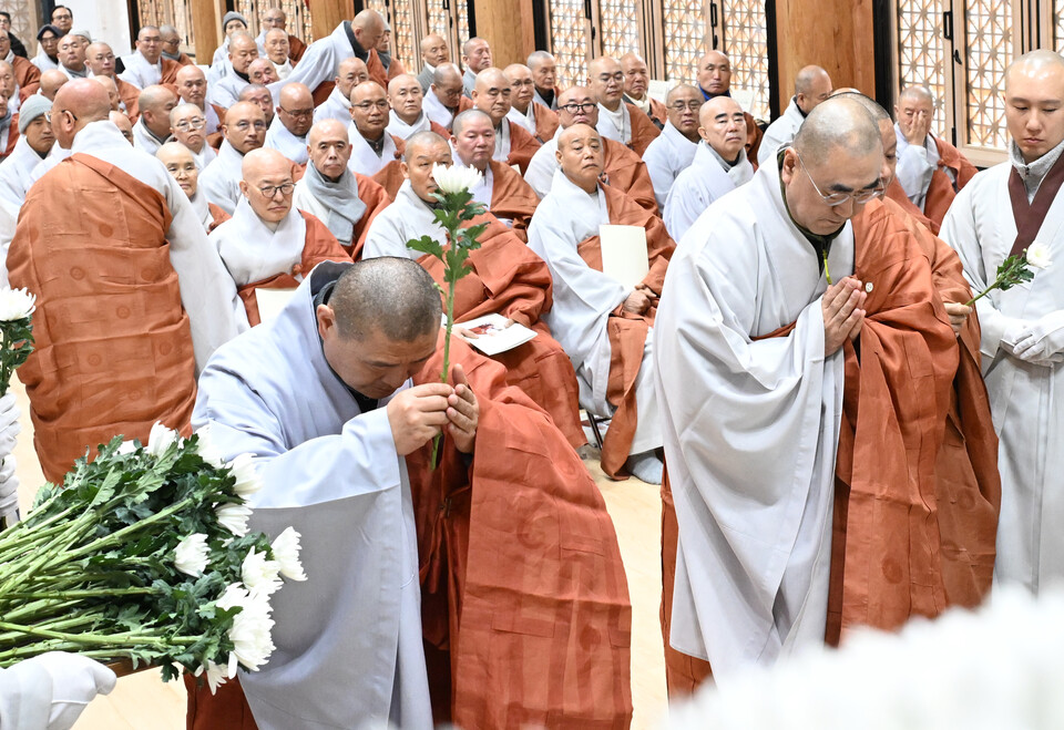 중앙종회 법제분과위원장 진각스님, 포교분과위원장 가섭스님이 헌화하고있다.